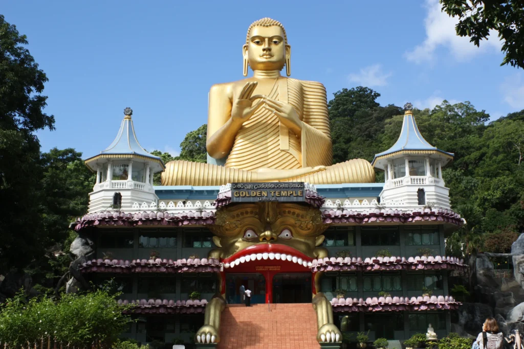 Golden_Buddha_and_Buddhist_Museum_at_Dambulla