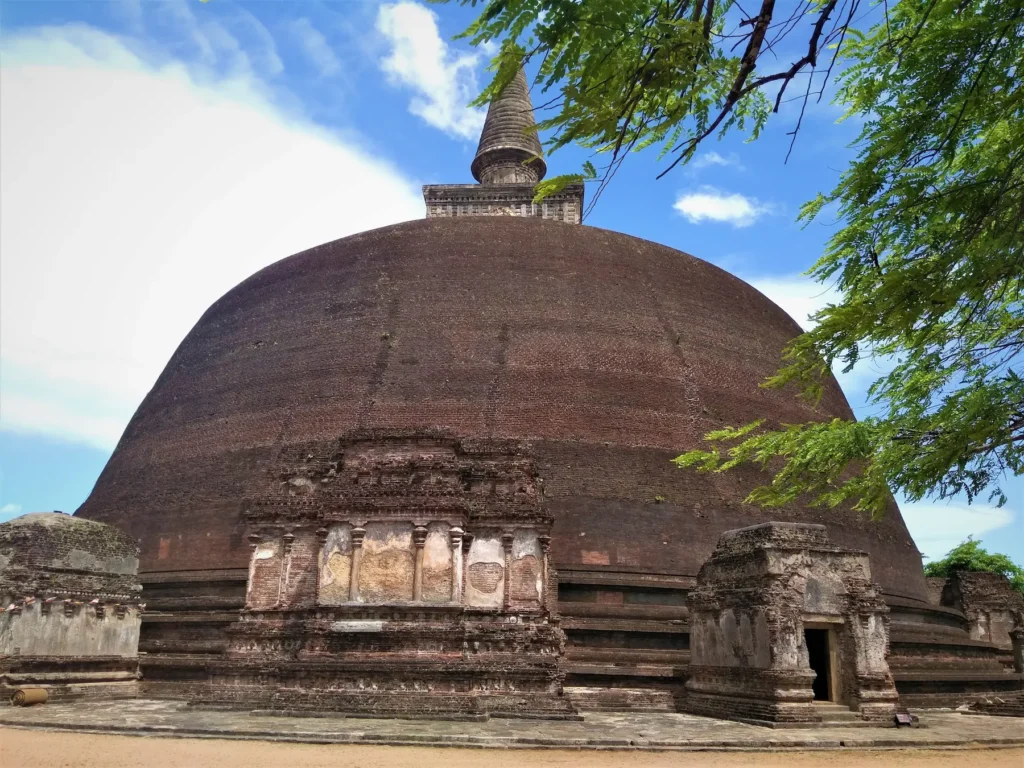 Rankoth_Vehera,_Ancient_City_of_Polonnaruwa,_Sri_Lanka_(9)