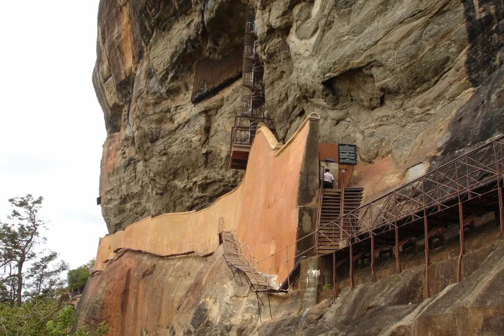 The_Mirror_Wall_&_Spiral_Stairs_leading_to_the_Frescoes